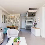 Live Like A Local In Contemporary Duplex إشبيلية