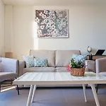 Live Like A Local In Contemporary Duplex شقة
