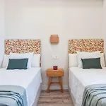 Live Like A Local In Contemporary Duplex إشبيلية