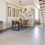 Live Like A Local In Contemporary Duplex شقة