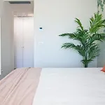 Live Like A Local In Contemporary Duplex شقة