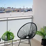 شقة Live Like A Local In Contemporary Duplex إشبيلية